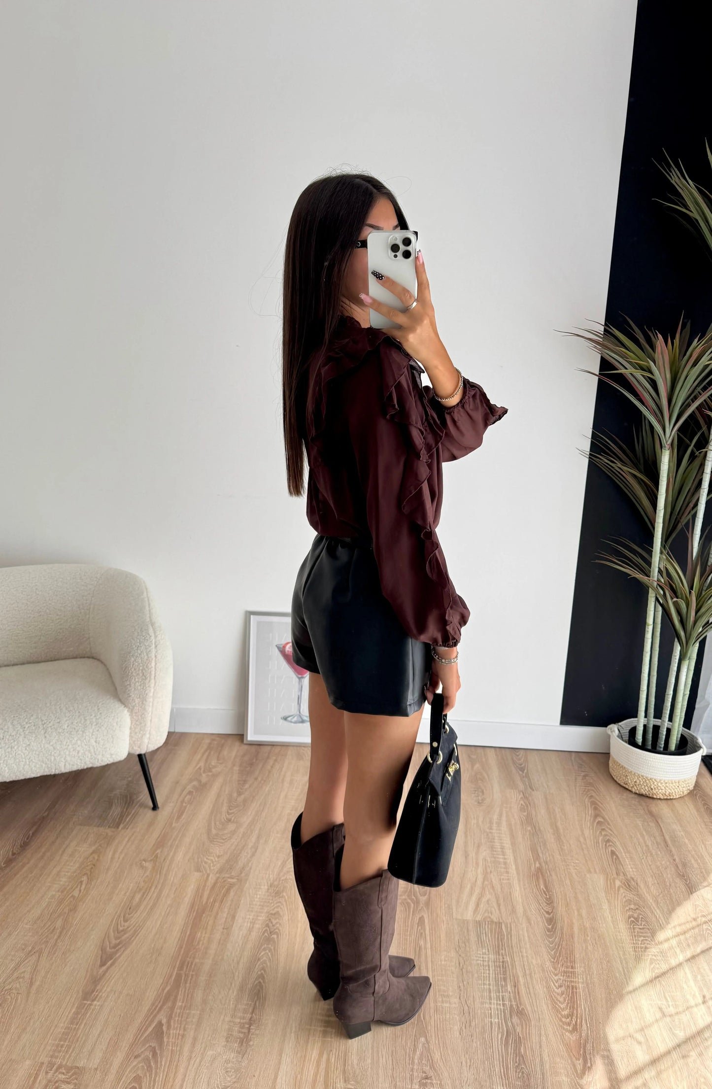 Blusa con volantes en mangas y pecho