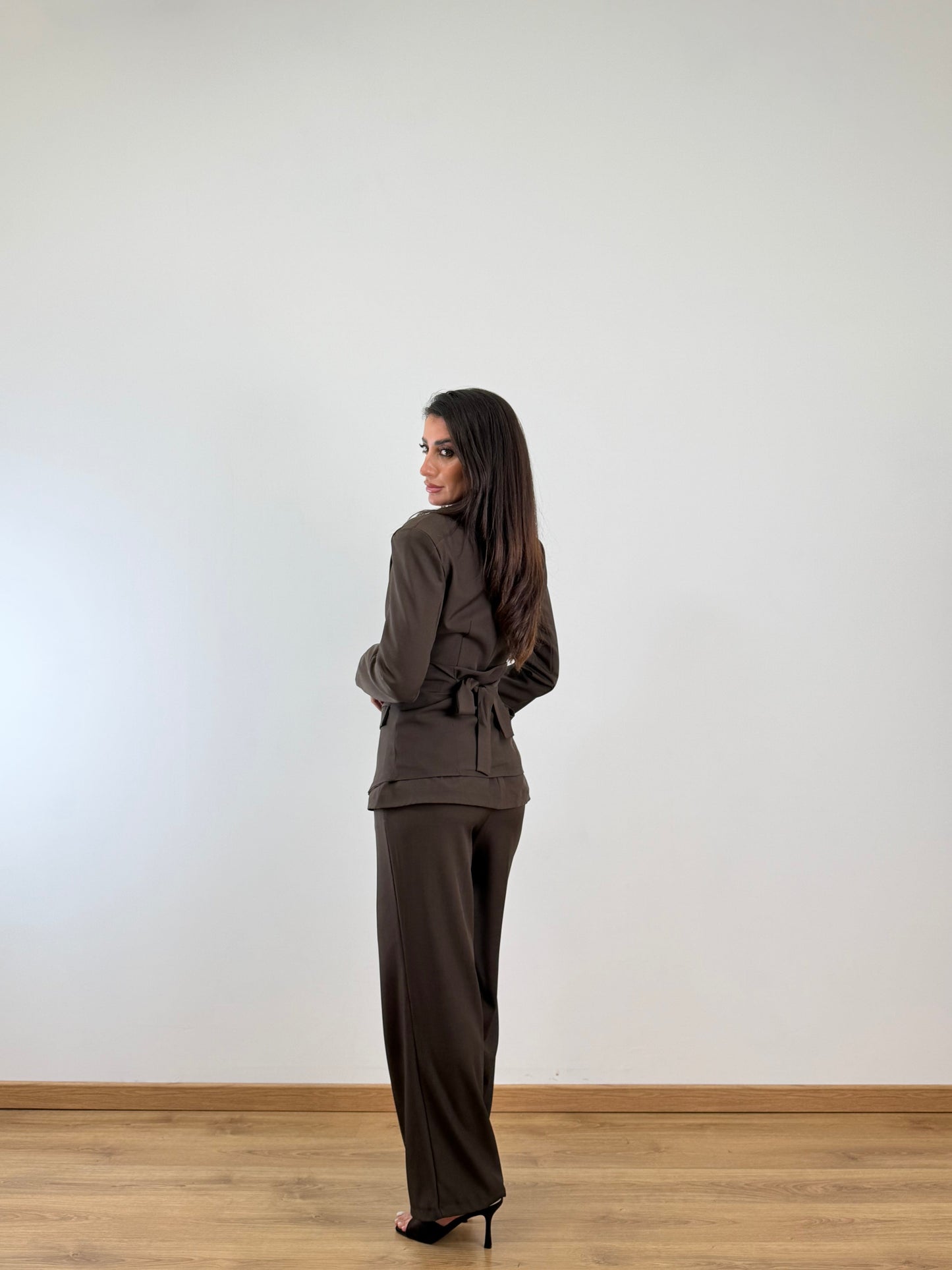 Traje corsé marrón
