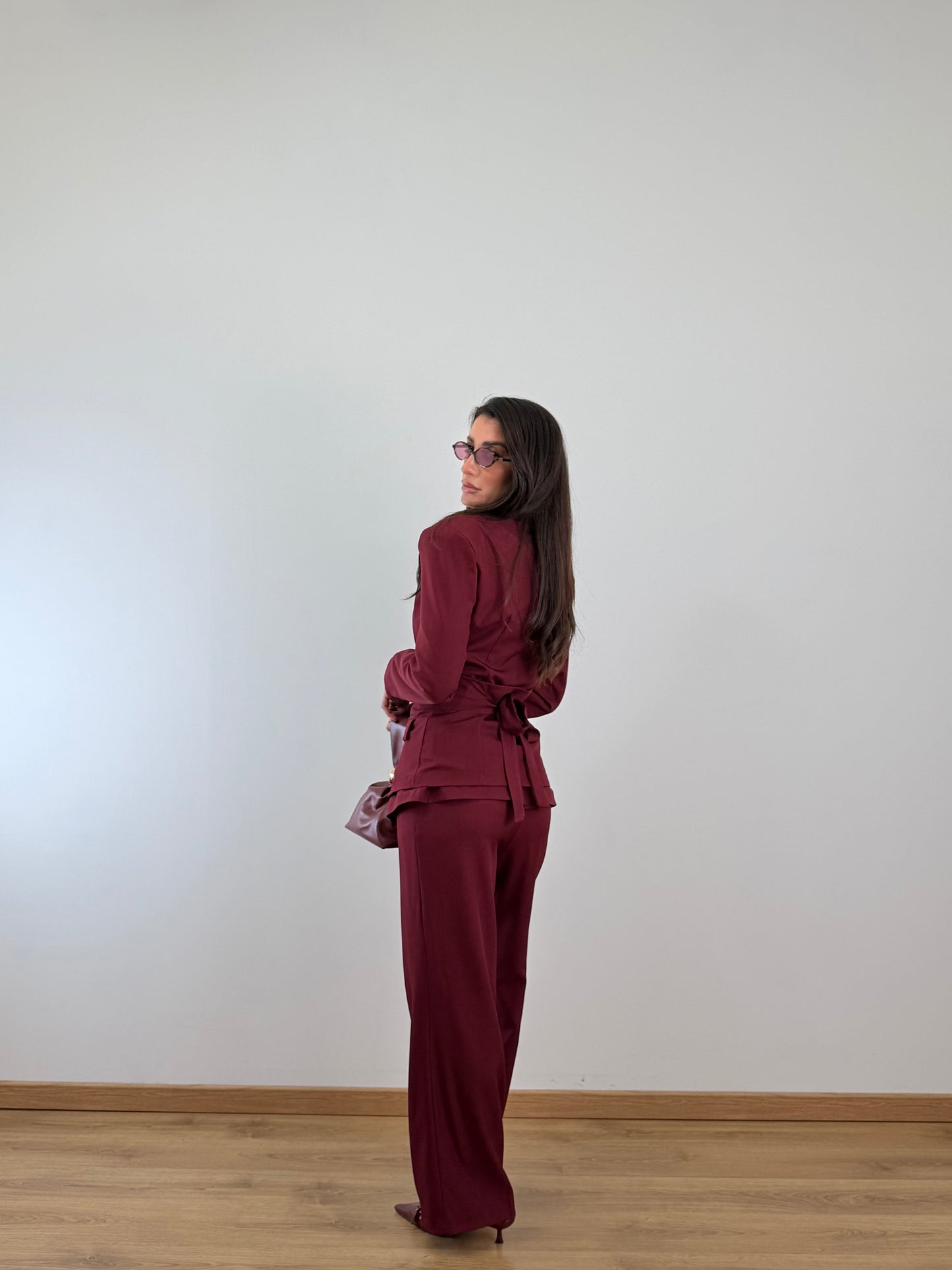 Traje corsé burdeos