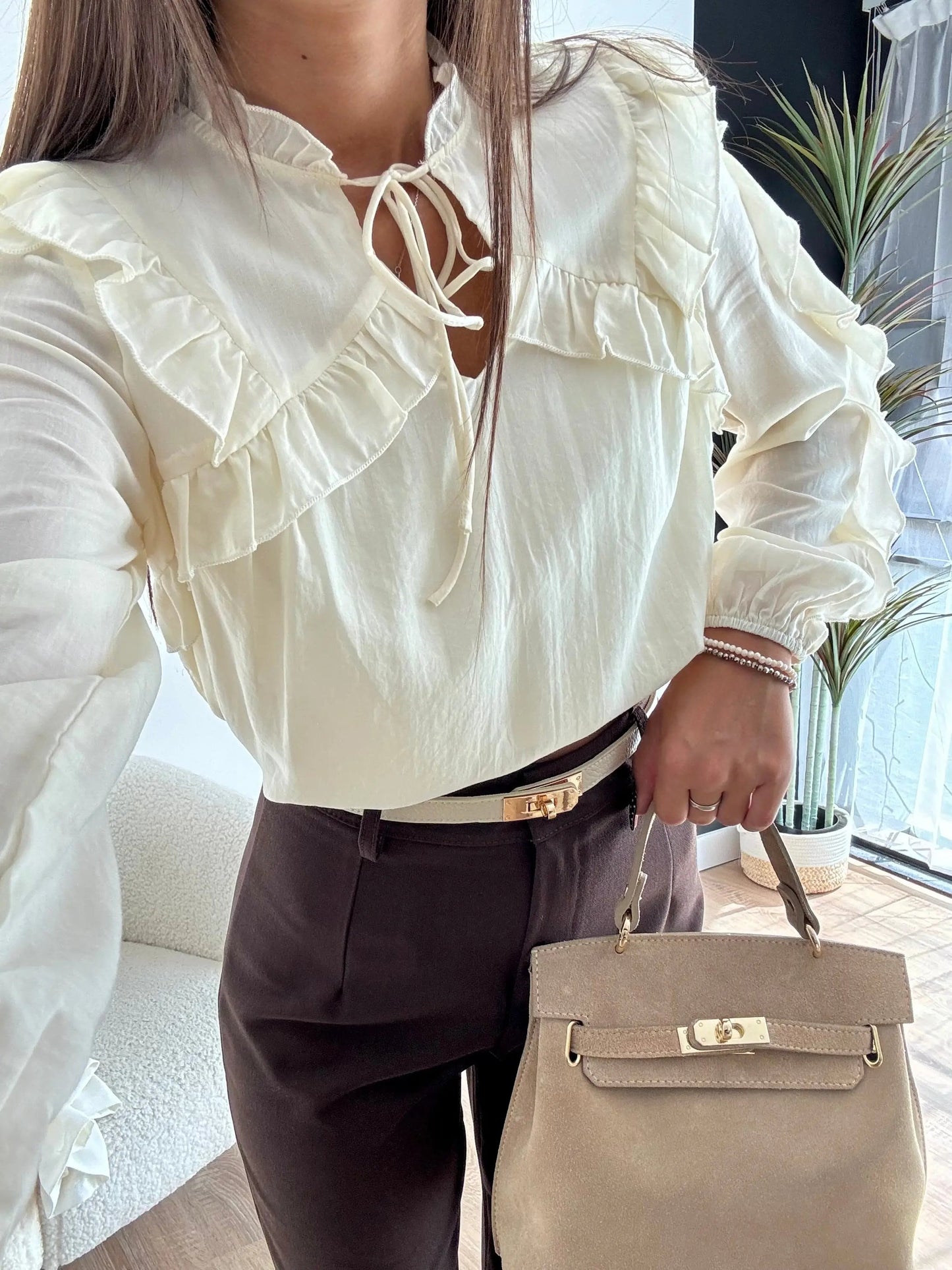 Blusa con volantes en mangas y pecho