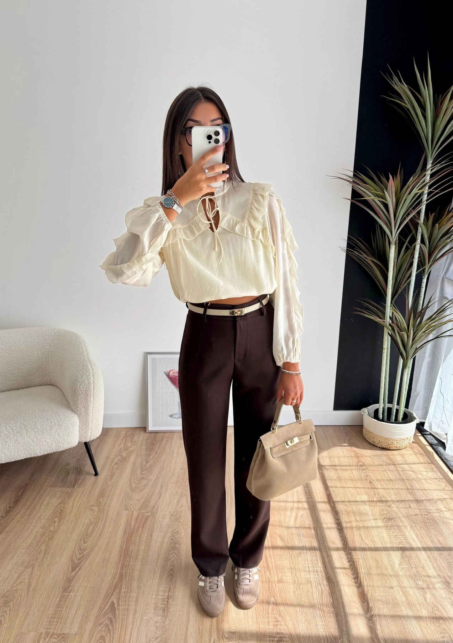 Blusa con volantes en mangas y pecho