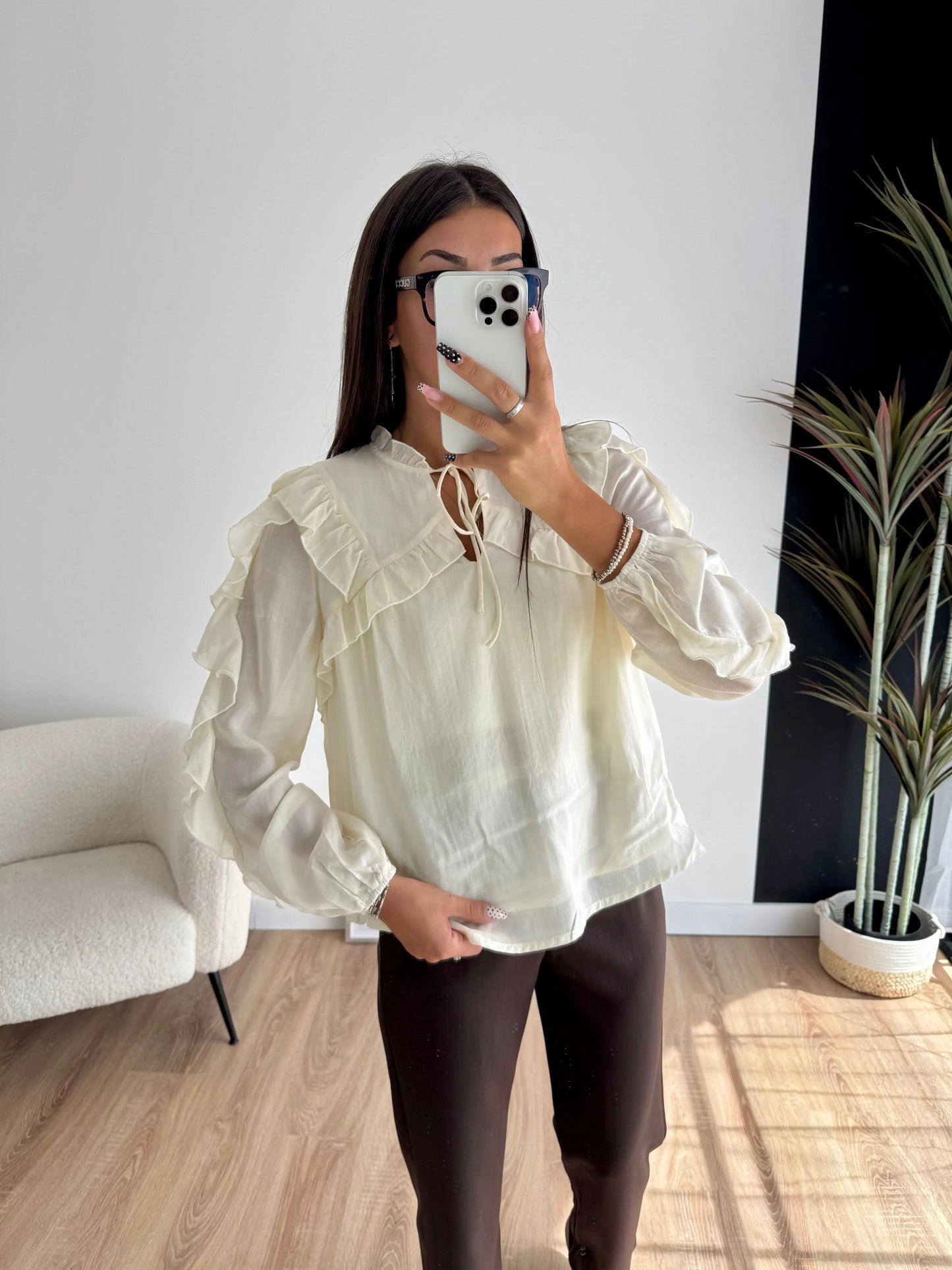 Blusa con volantes en mangas y pecho