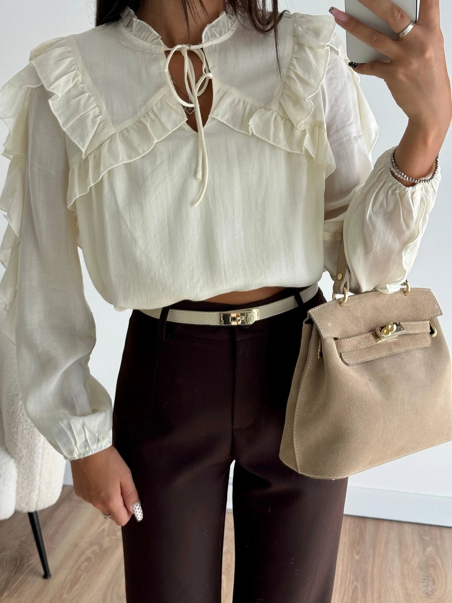 Blusa con volantes en mangas y pecho